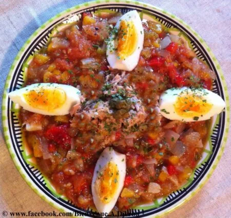 Slata mechouia Salade Méchouia Salade Légumes grillées Spécialité de Tunisie et de Djerba